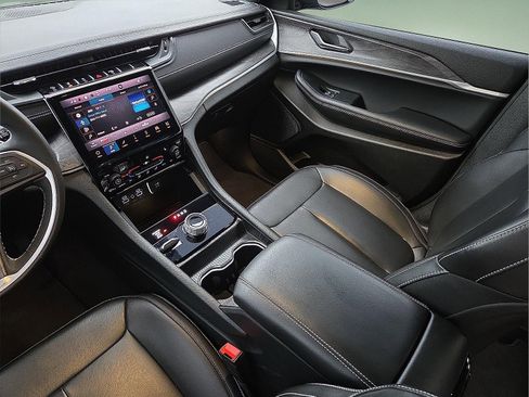 Used 2025 Jeep Grand Cherokee L Limited image 13