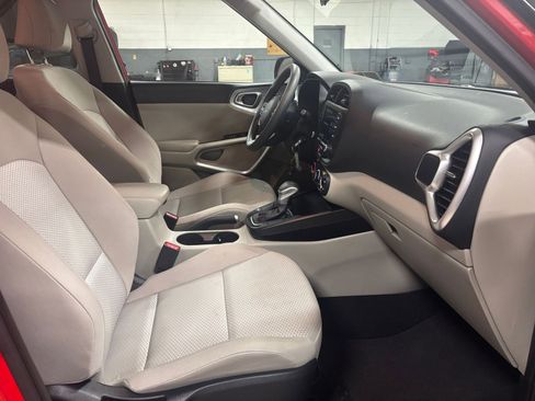 Used 2025 Kia Soul LX w/ LX Technology Package image 24