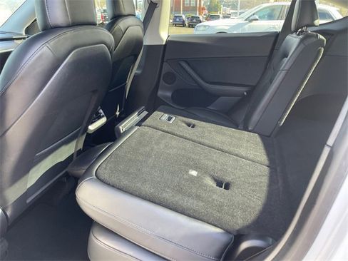 Used 2022 Tesla Model Y Long Range image 32