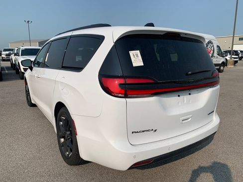 Used 2025 Chrysler Pacifica Limited FWD image 5