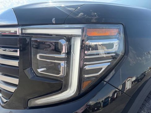 Used 2023 GMC Sierra 1500 SLT w/ SLT Premium Package AWD/4WD image 11