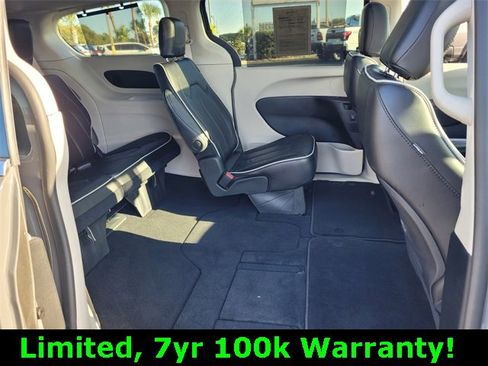 Used 2023 Chrysler Pacifica Limited image 17