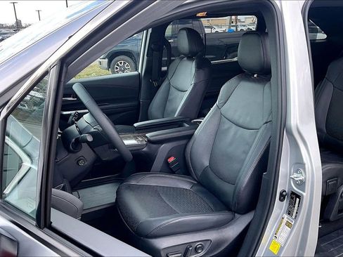Used 2025 Toyota Sienna Platinum image 36