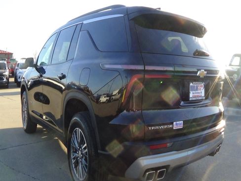 Used 2025 Chevrolet Traverse LT FWD image 8