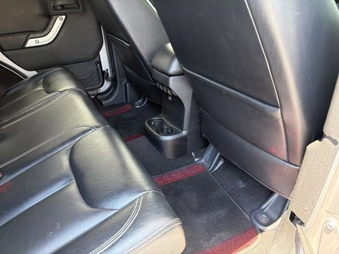 Used 2015 Jeep Wrangler Unlimited Sahara w/ Connectivity Group AWD/4WD image 26