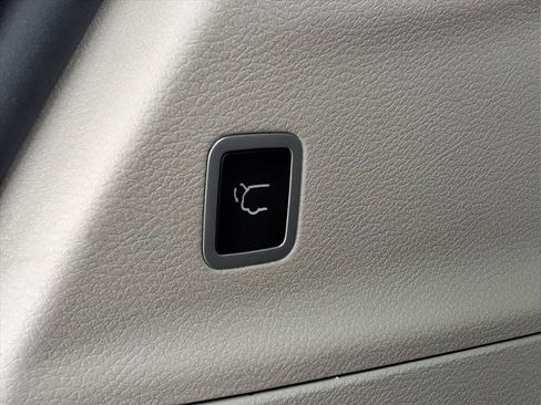 Used 2023 Chrysler Pacifica Touring-L FWD image 28