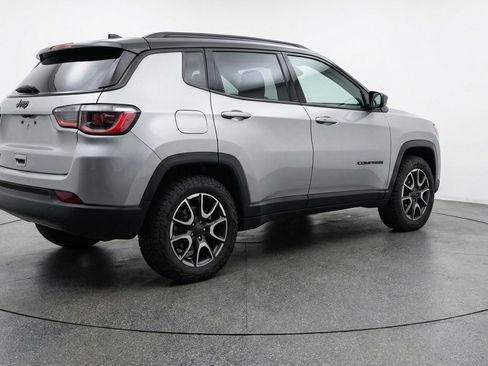 Used 2025 Jeep Compass Trailhawk image 9