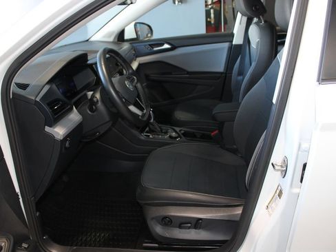Used 2024 Volkswagen Taos SE w/ Panoramic Sunroof Package AWD/4WD image 9
