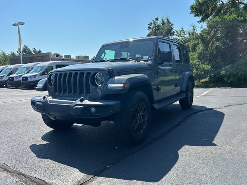 Used 2020 Jeep Wrangler Unlimited Sahara AWD/4WD image 3