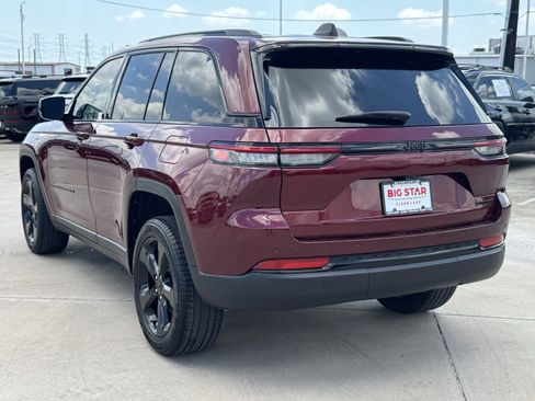 Used 2025 Jeep Grand Cherokee Limited w/ Black Appearance Package RWD image 9