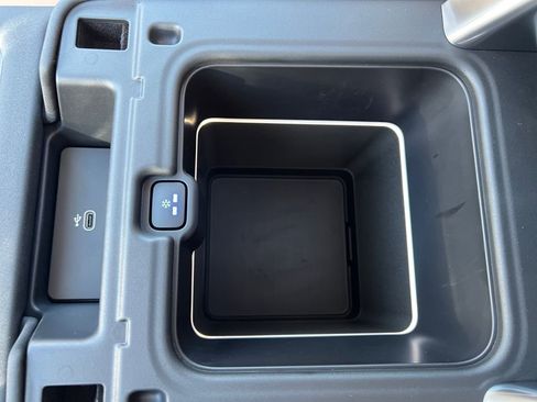 New 2025 Land Rover Discovery Metropolitan Edition image 23