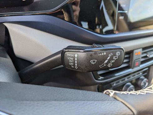 Used 2023 Volkswagen Taos SE w/ Panoramic Sunroof Package image 29