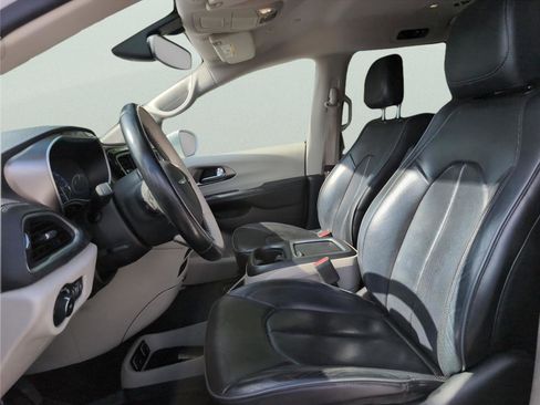Used 2018 Chrysler Pacifica Limited FWD image 13
