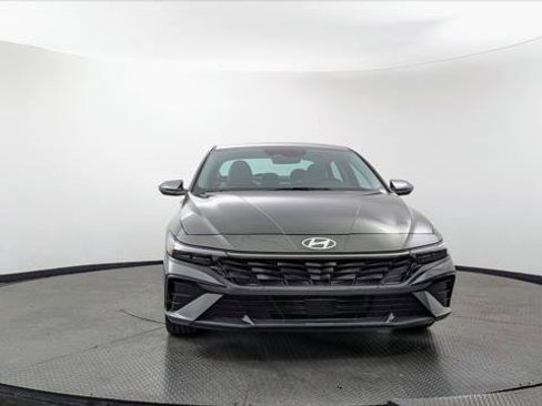 Used 2025 Hyundai Elantra Limited FWD image 12