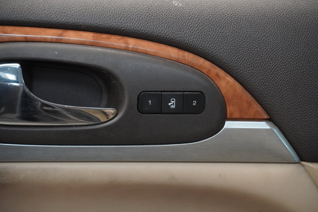Used 2008 Buick Enclave CXL w/ Entertainment Package #3 FWD image 8