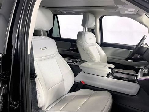 Used 2025 Ford Expedition Platinum w/ Driver's Package AWD/4WD image 8