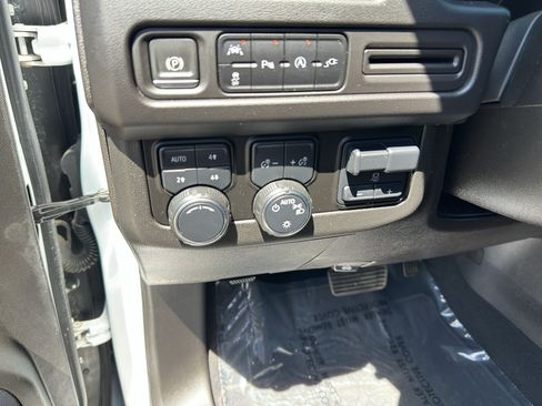 Used 2021 Chevrolet Tahoe LT w/ LT Signature Package AWD/4WD image 14