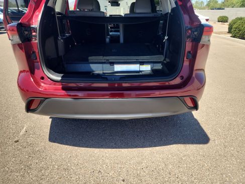 Used 2023 Toyota Highlander XLE FWD image 34