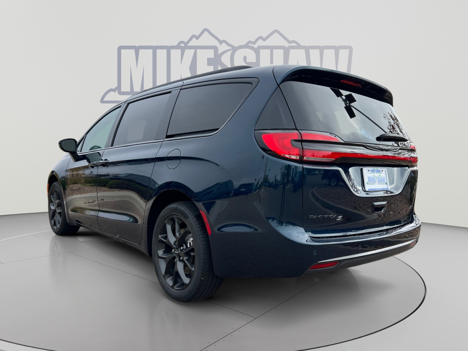 Used 2024 Chrysler Pacifica Touring-L w/ S Appearance Package AWD/4WD image 3