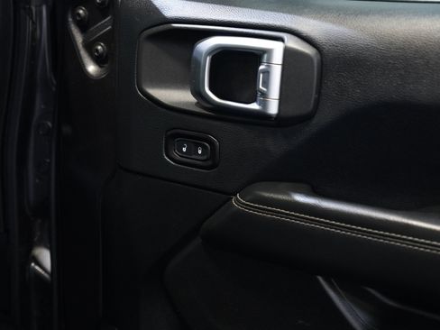 Used 2018 Jeep Wrangler Unlimited Sahara w/ Safety Group AWD/4WD image 23