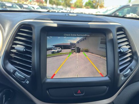 Used 2017 Jeep Cherokee Latitude FWD image 10
