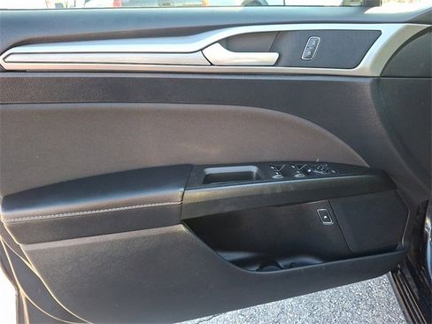 Used 2020 Ford Fusion SE image 13