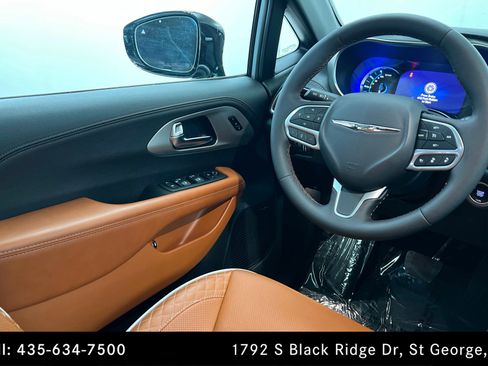 Used 2026 Chrysler Pacifica Pinnacle image 11