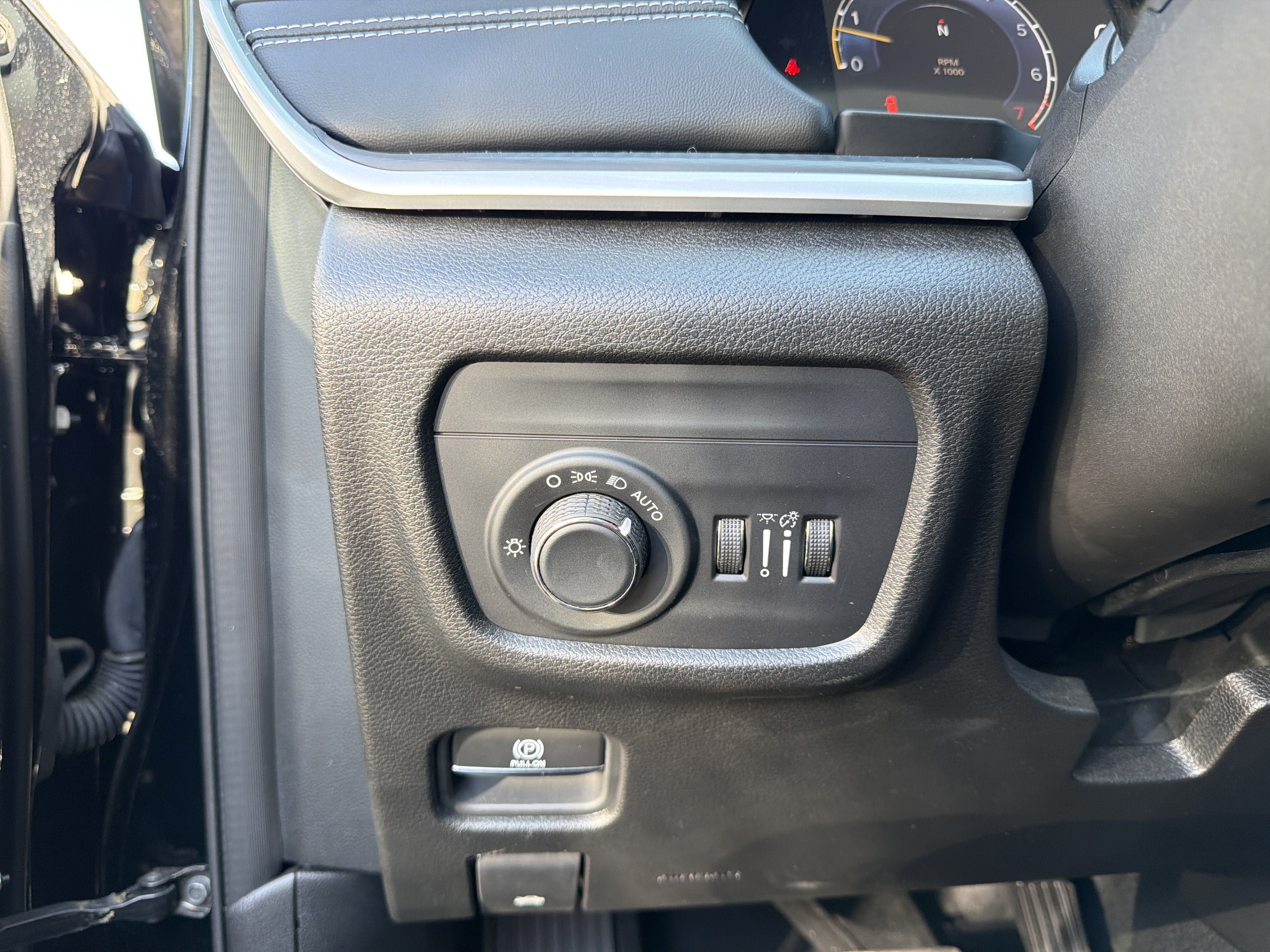 Used 2023 Jeep Grand Cherokee Laredo w/ Luxury Tech Group I AWD/4WD image 14