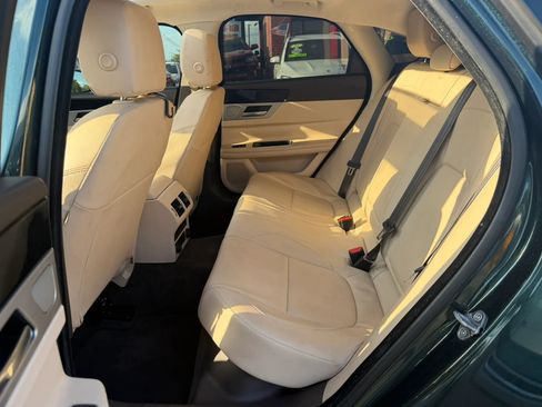 Used 2016 Jaguar XF Premium image 12