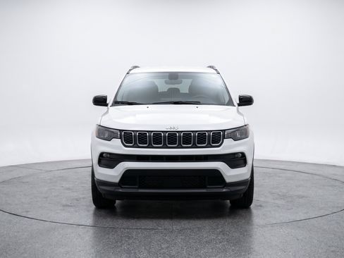 Used 2025 Jeep Compass Latitude AWD/4WD image 2