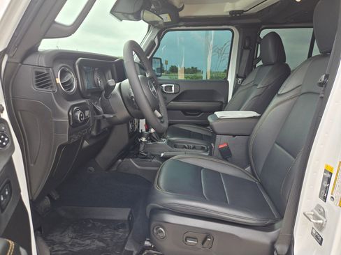 Used 2025 Jeep Gladiator Sport image 9