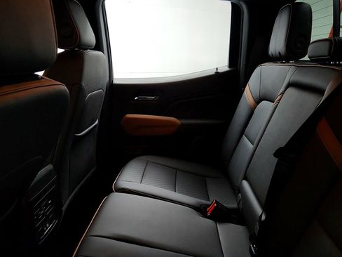 Certified 2024 GMC Canyon AT4 w/ AT4 Premium Package AWD/4WD image 18