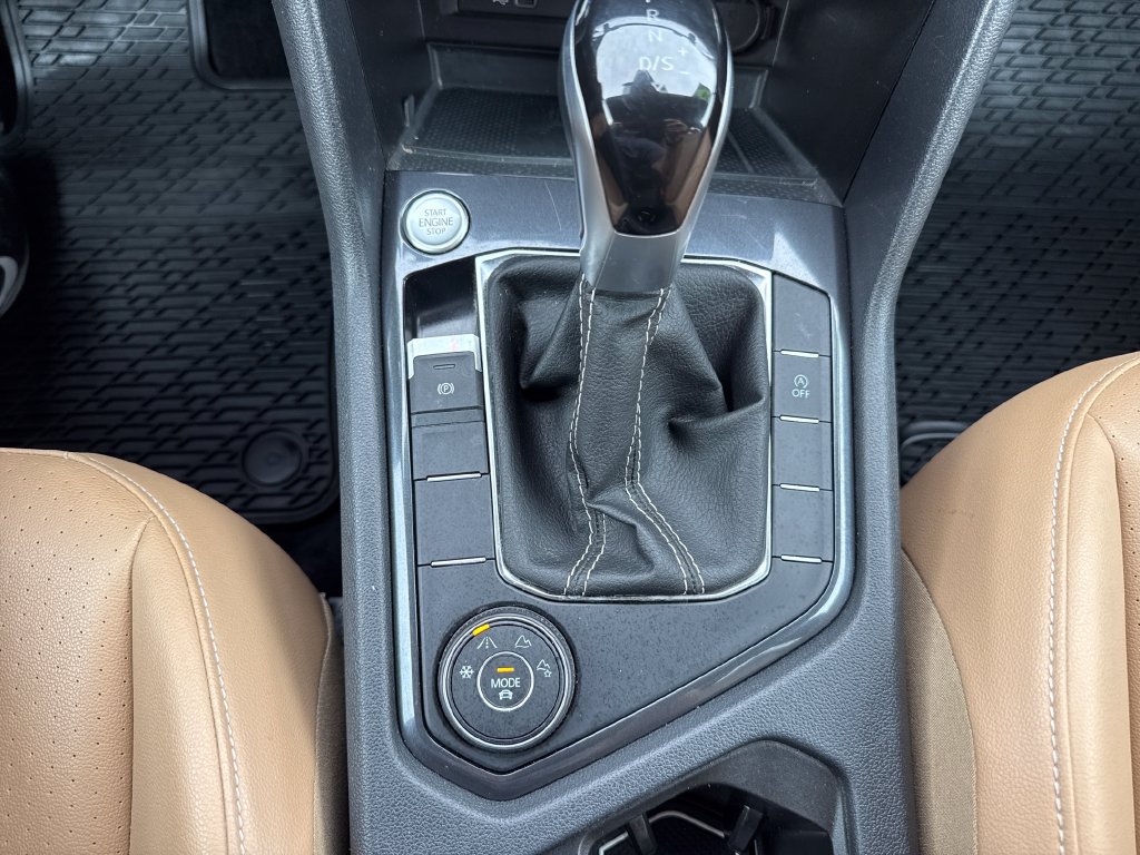 Used 2024 Volkswagen Tiguan SE AWD/4WD image 21
