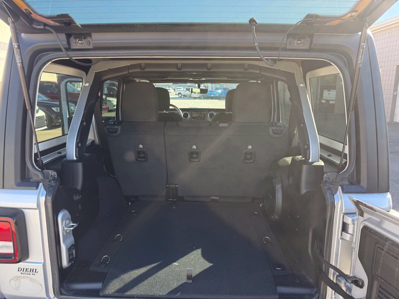 Used 2022 Jeep Wrangler Unlimited Sahara w/ Cold Weather Group AWD/4WD image 5