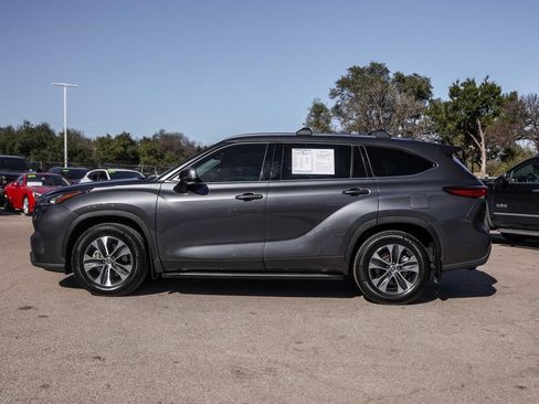Used 2020 Toyota Highlander XLE image 2