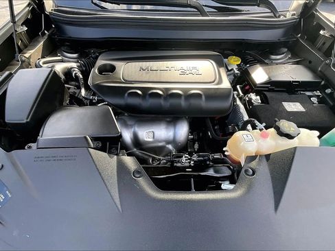 Used 2019 Jeep Cherokee Limited image 9