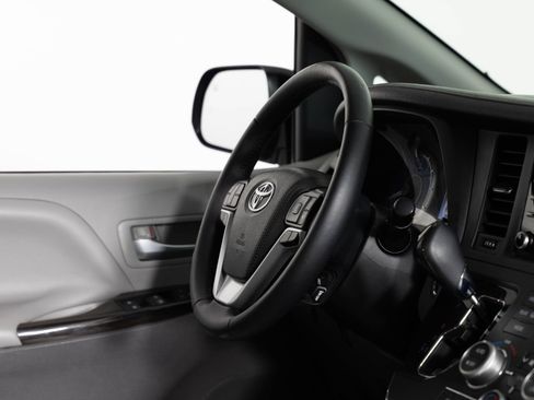 Used 2019 Toyota Sienna XLE FWD image 28