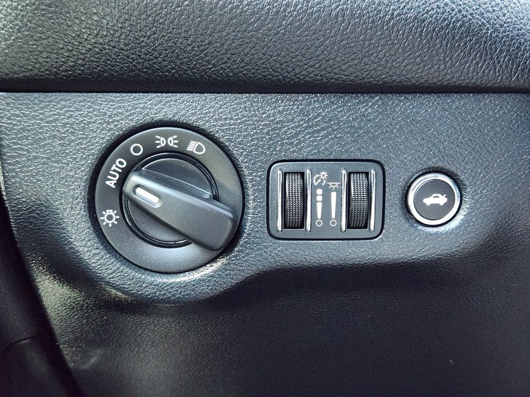 Used 2015 Dodge Challenger SXT w/ Driver Convenience Group RWD image 26