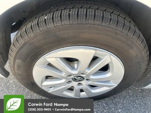 Used 2017 Toyota Prius Two w/ Carpet Mat Package FWD image 9