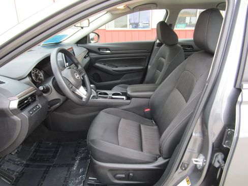 Used 2024 Nissan Altima 2.5 SV FWD image 11