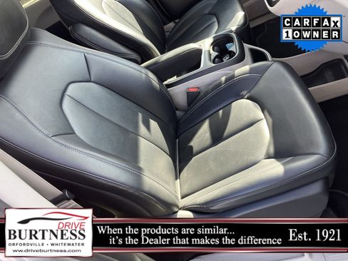 Used 2024 Chrysler Pacifica Touring-L image 15
