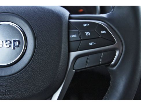 Used 2019 Jeep Grand Cherokee Laredo RWD image 19