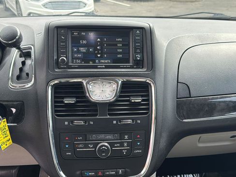 Used 2015 Chrysler Town & Country Touring FWD image 15