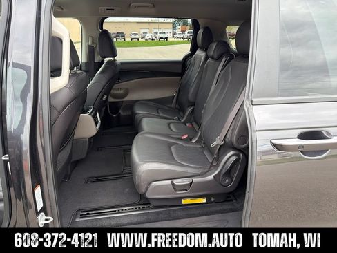 Used 2025 Kia Carnival FWD image 23