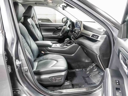 Certified 2023 Toyota Highlander XLE FWD image 17