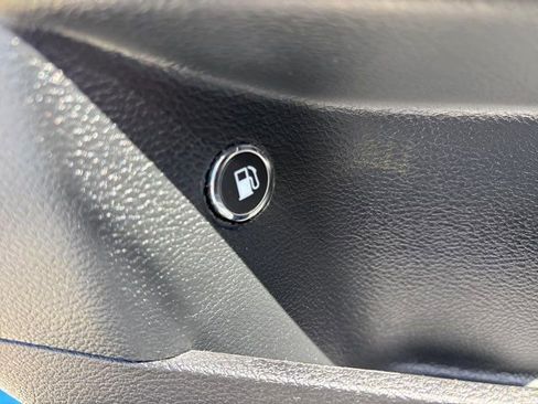 Used 2018 Chrysler 300 Limited image 18