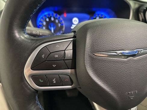 Used 2021 Chrysler Pacifica Touring-L image 18