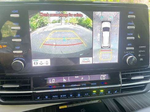 Used 2024 Toyota Sienna Platinum FWD image 17