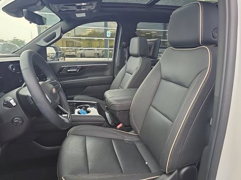 Used 2025 Chevrolet Tahoe Premier AWD/4WD image 3