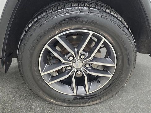 Used 2018 Jeep Grand Cherokee Limited image 33